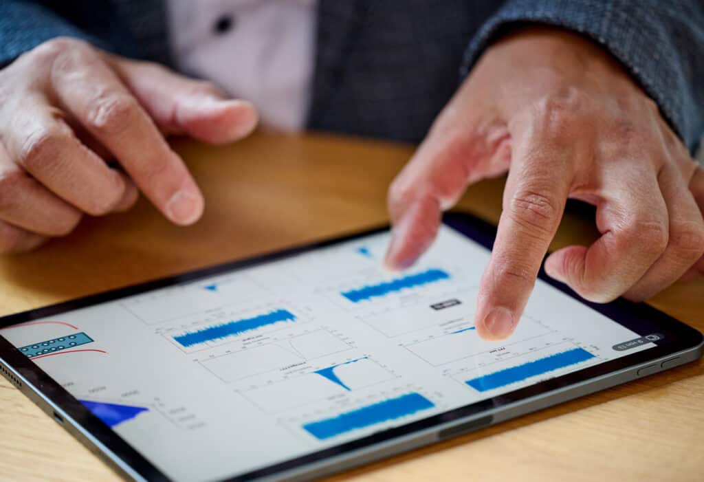 Nahaufnahme Tablet mit technischen Auswertungen